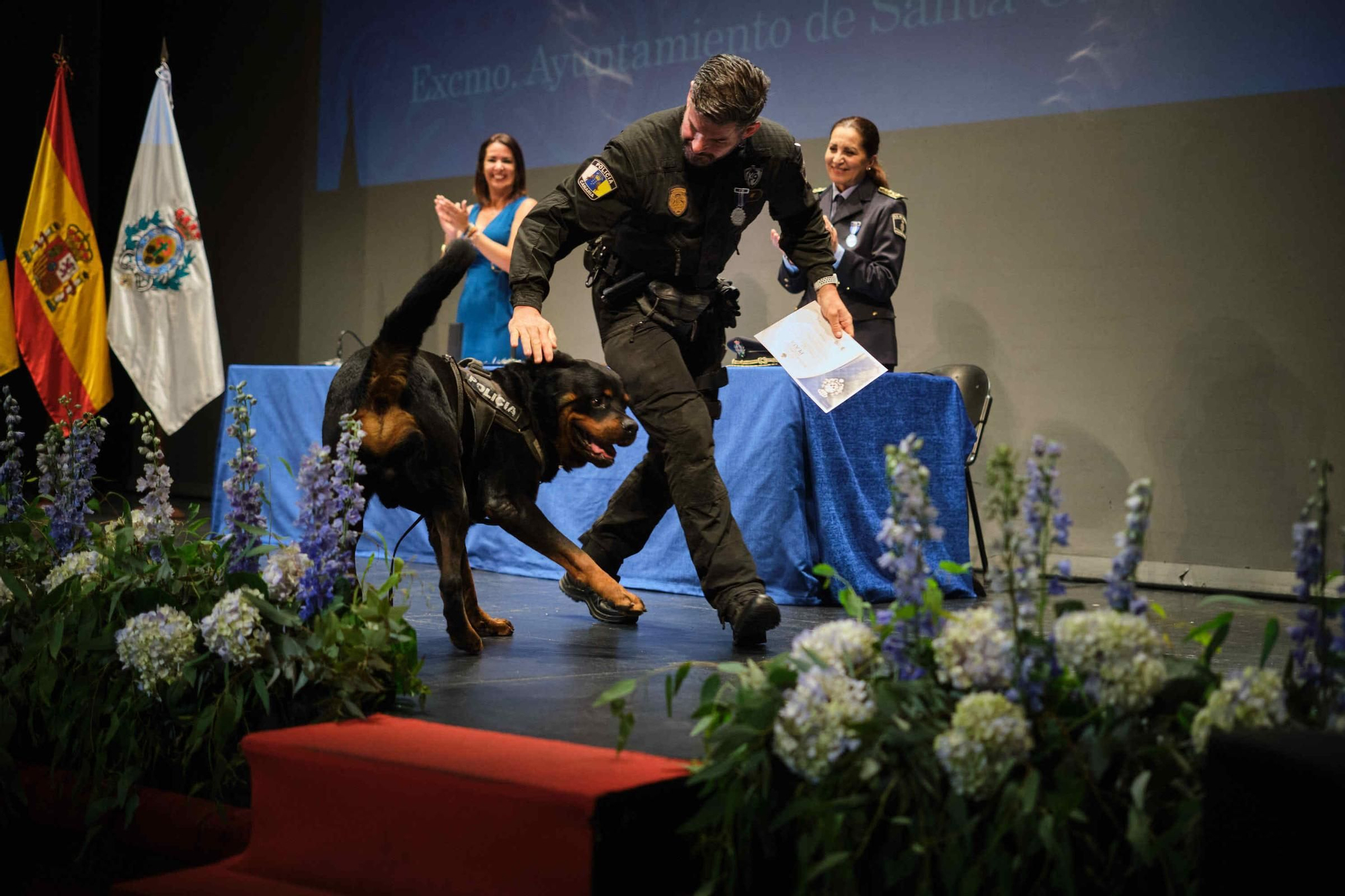 Día de la Policía, con homenajes a agentes y vecinos de Santa Cruz