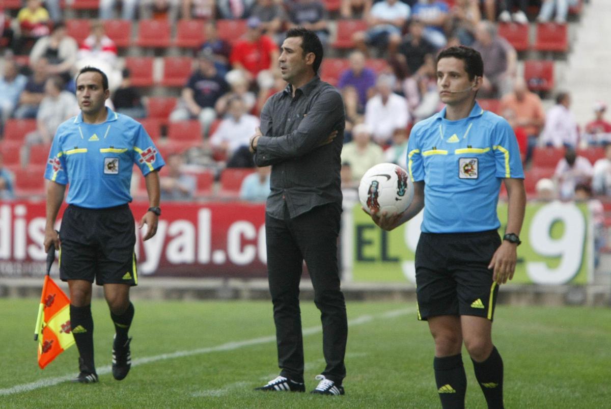 Raül Agné, durant un partit a la banqueta de Montilivi en la seva segona etapa (2010-12)