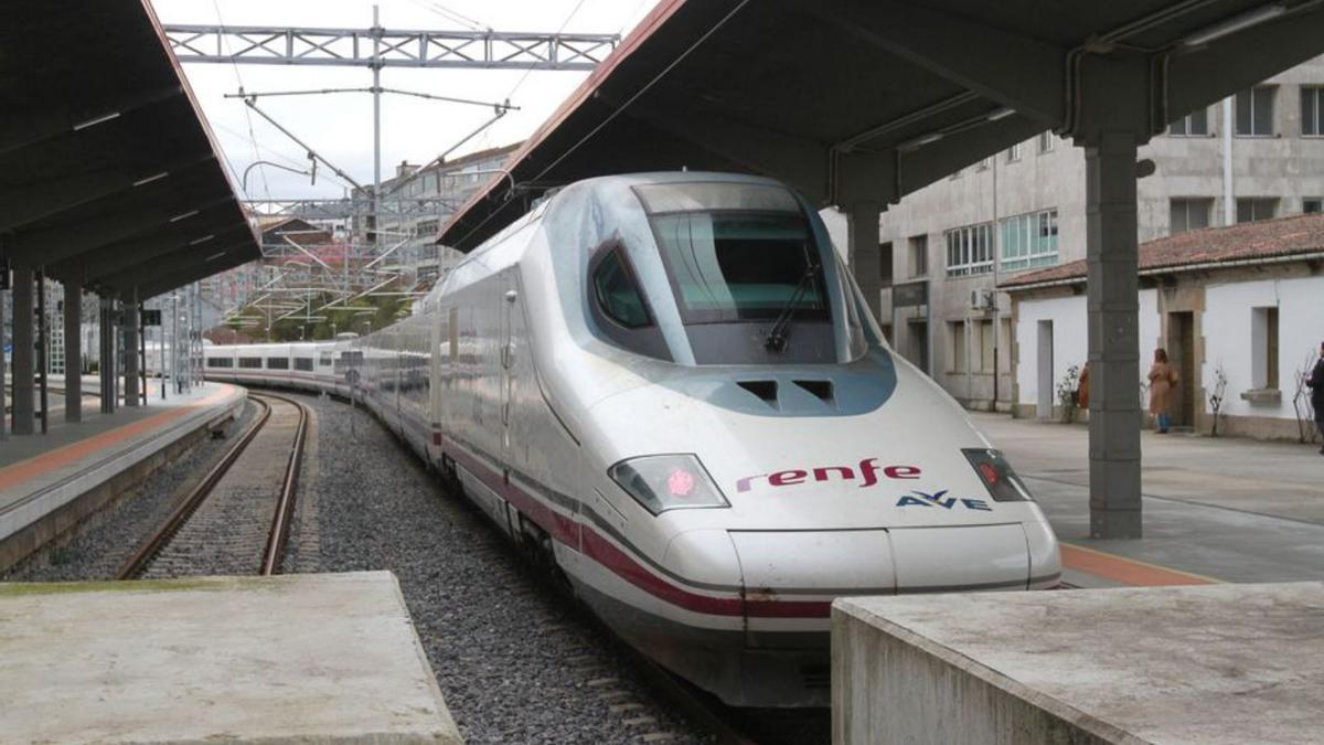 El AVE, en la estación de tren ourensana. 