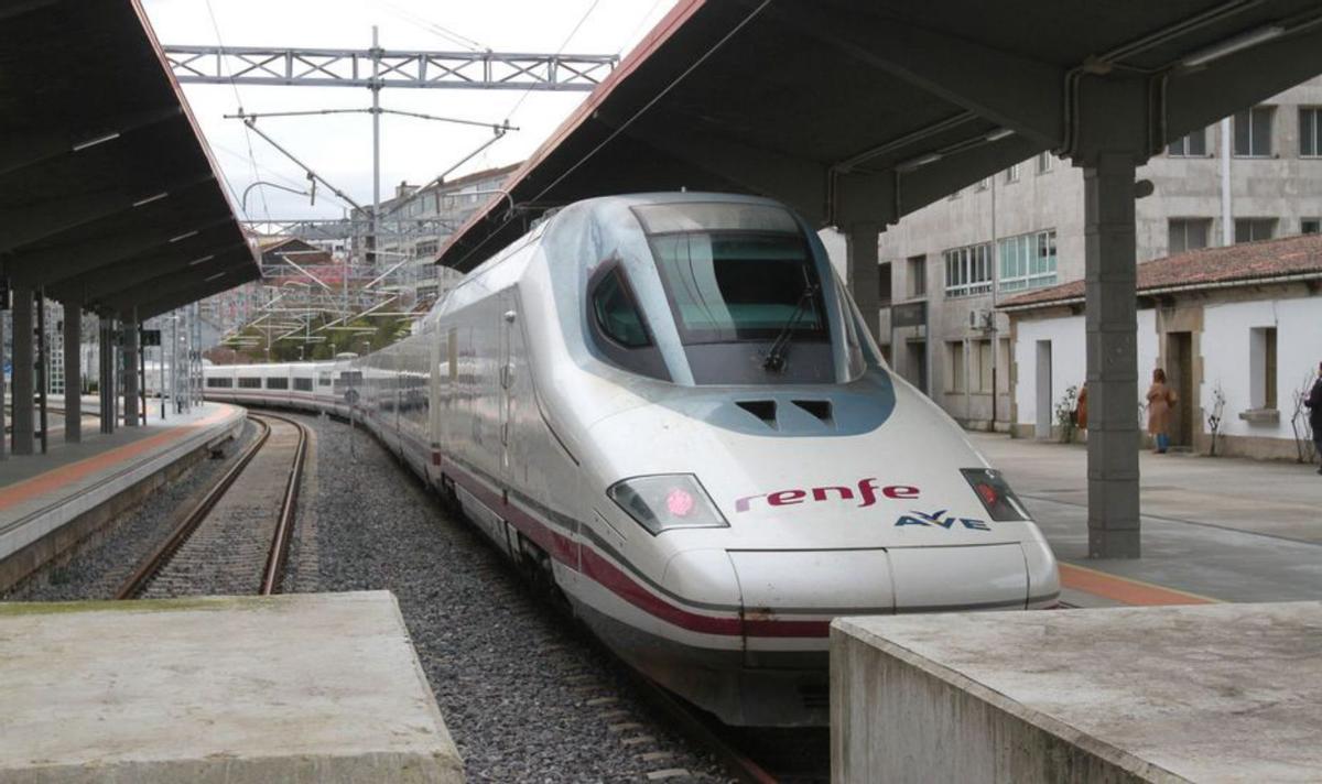 El AVE, en la estación de tren ourensana.   | // I. OSORIO