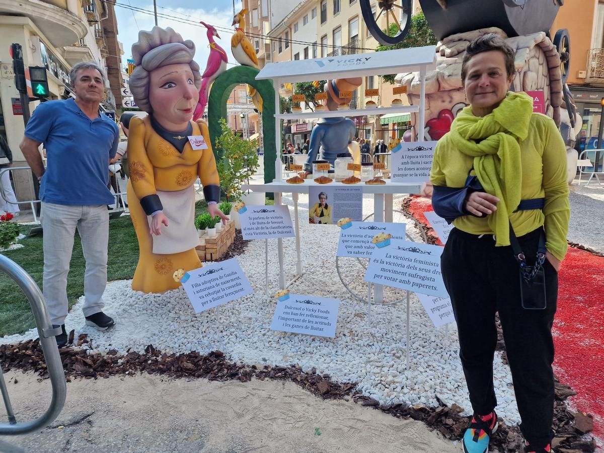 Juan José y Mariola Juan Fernández, ayer  junto al homenaje a su madre Victoria en la falla Màrtirs.