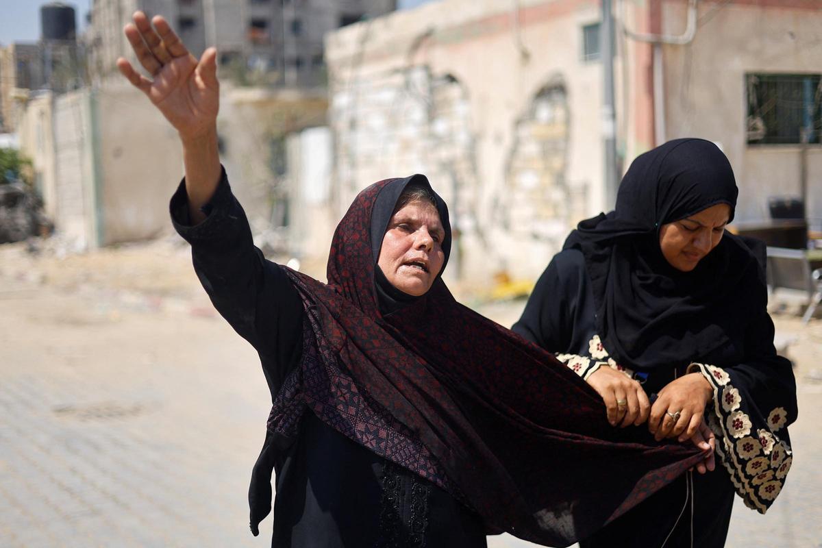 IMÁGENES SENSIBLES | Palestinos huyen de Khan Younis este lunes por los bombardeos de Israel