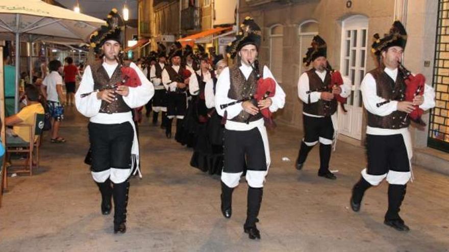 Los componentes de la Banda de Gaitas Manxadoira, ayer en el centro de Bueu.  // Santos Álvarez