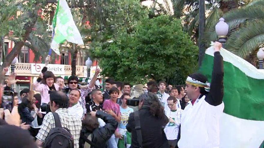 Aficionados celebrando en la Glorieta el ascenso matemático del Elche a Primera División