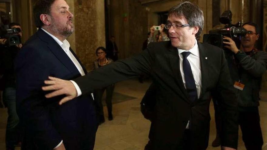 Puigdemont saluda al líder de ERC, Junqueras, el viernes. // Efe