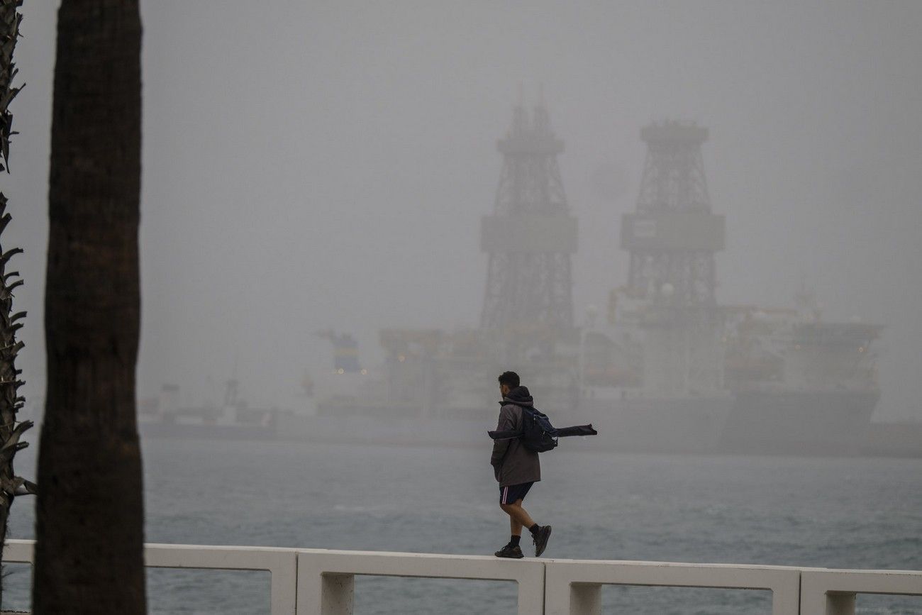 El fuerte viento golpea a una Canarias con calima