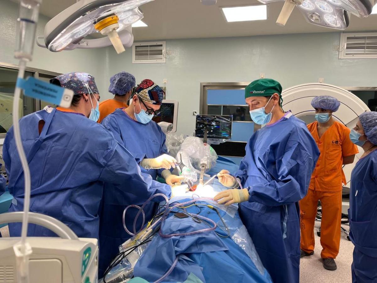 La Princesa estrena el robot neuroquirúrgico Mazor para operar cirugía compleja de columna en la sanidad pública madrileña.