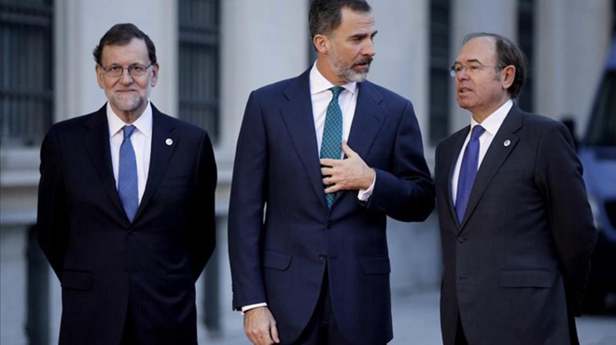 Mariano Rajoy, amb el Rei i el president del Senat, Pío García-Escudero, aquest dimarts a Madrid.