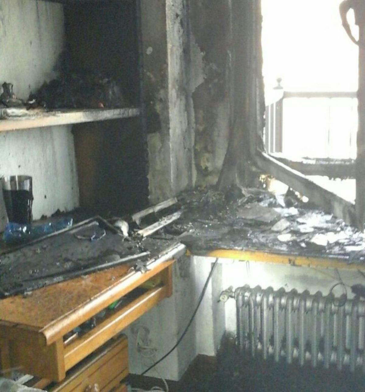 Un cargador provoca un aparatoso incendio en la calle Langreo y que una ...