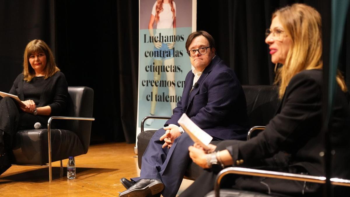 Pablo Pineda explicó ayer su experiencia vital en el salón de actos de la Fundación Caixa Rural.