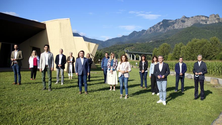 Els membres del Govern posant pels mitjans a l'exterior de Can Trona a la Vall d'en Bas (Garrotxa)