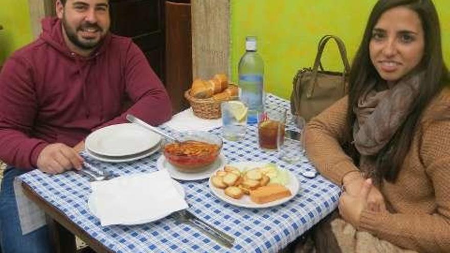 Agustín Pachón y Leticia Muñoz, de Extremadura, en la Semana de les Fabes de Colunga.