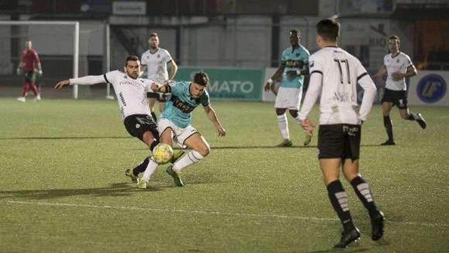 El caudalista Yosu Camporro trata de robar el balón al maliayés Xabi Semedo.