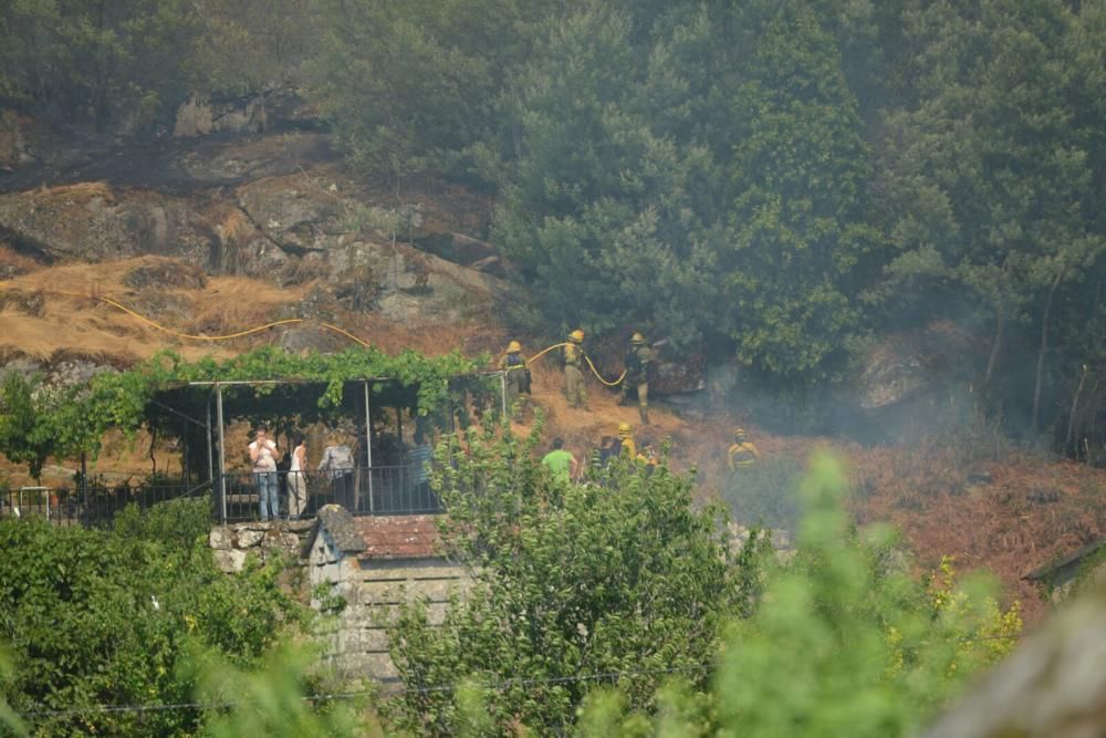 Un nuevo incendio en Pontesampaio hace saltar las alarmas // G.Santos