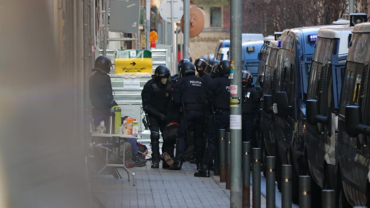 Los Mossos, en el desalojo de la calle Gayarre de Barcelona.