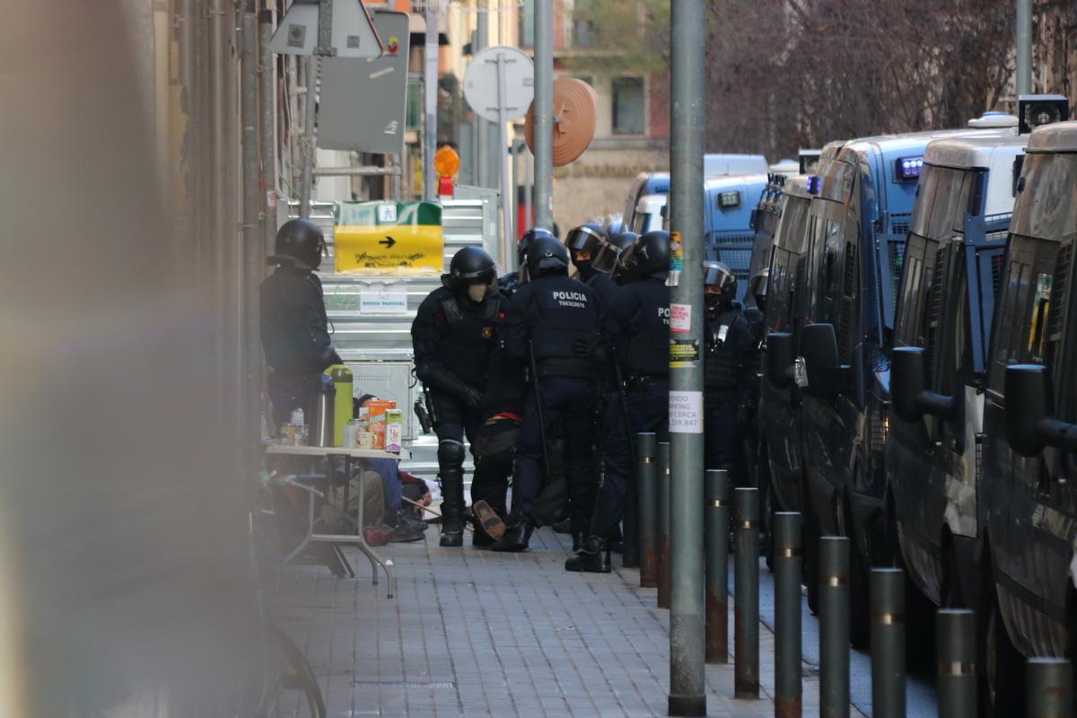 Activistes intenten impedir el desallotjament de quatre pisos amb famílies vulnerables a Barcelona