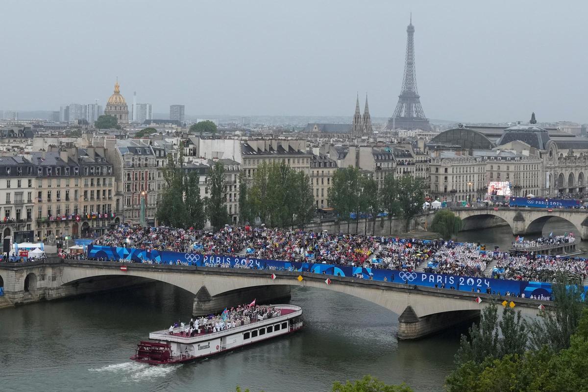 Los atletas viajan en barco por el río Sena durante la ceremonia de apertura de los Juegos Olímpicos de Paris 2024