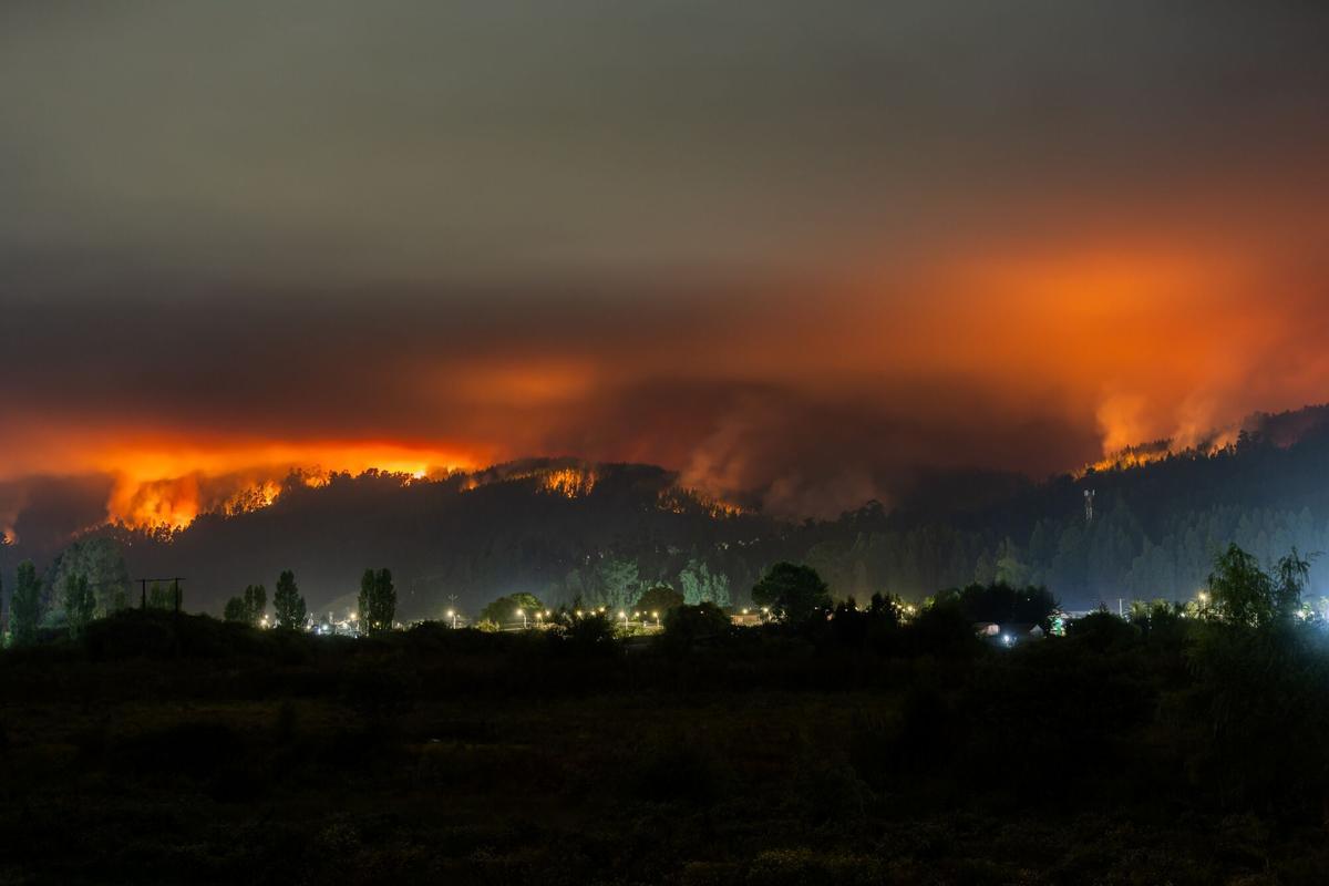 Los incendios forestales arden en áreas boscosas cerca de Concepción, Chile, el domingo, enero. 18, 2026.( Foto AP/Javier Torres)