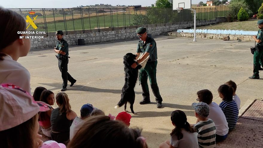 La Guardia Civil enseña a los escolares sobre convivencia