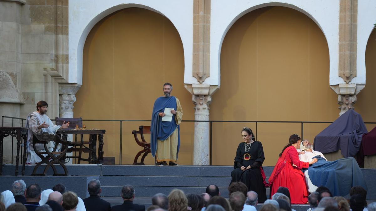 La Compañía de Teatro Clásico de Córdoba Teatro Par durante la puesta en escena en el Patio de los Naranjos los últimos días de la vida del obispo Osio.