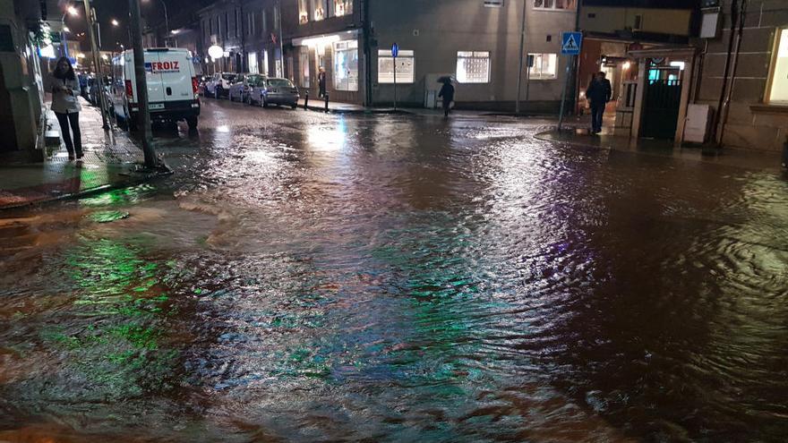 Calles anegadas en Sabarís, anoche // Pedro Telmo