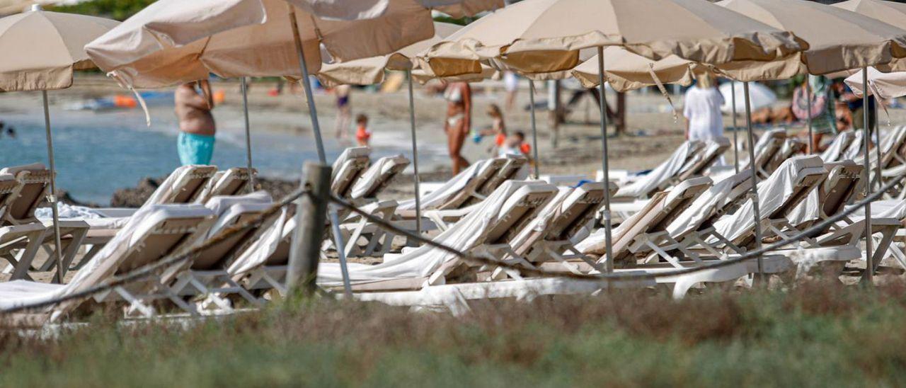 Falta de material nuevo y de reposición para poner a punto las concesiones  de playa de Ibiza - Diario de Ibiza