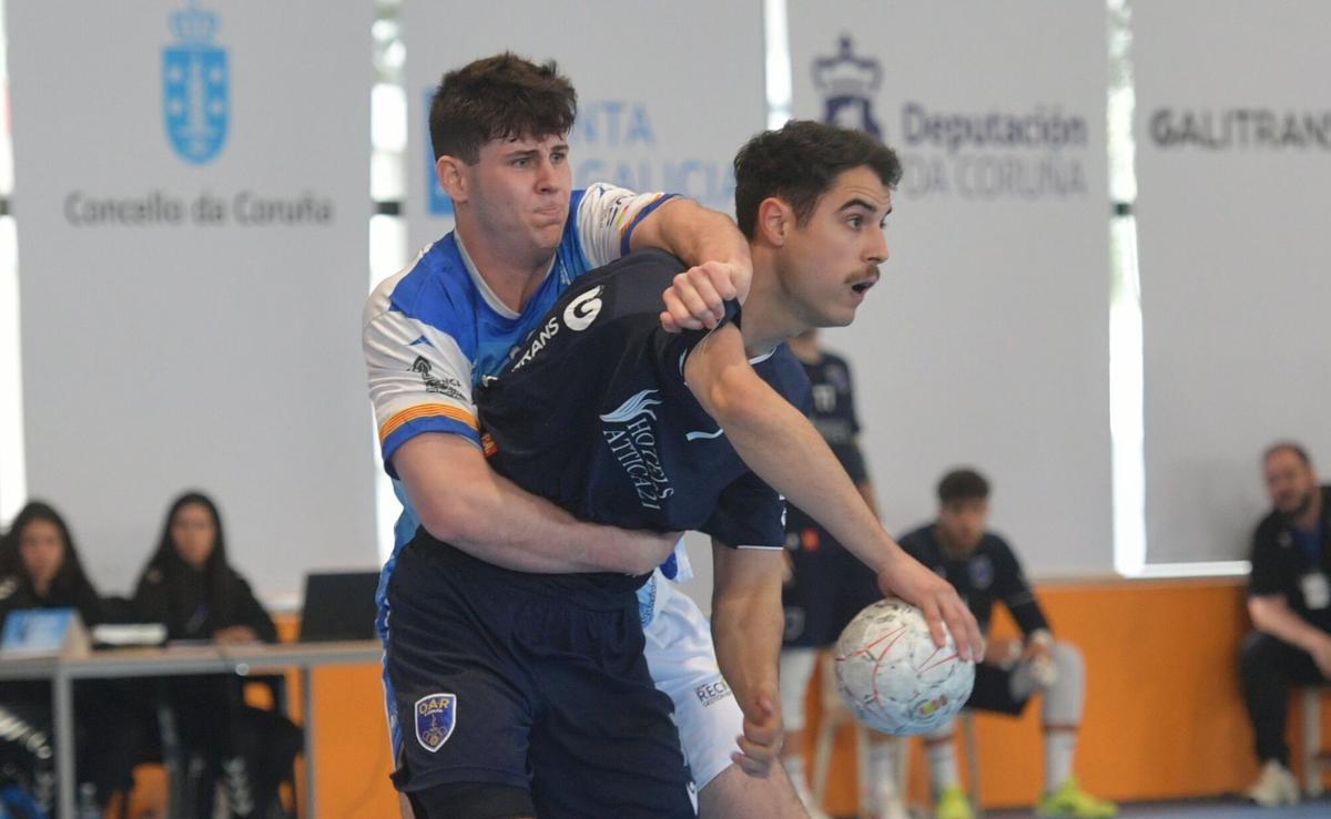Álex Chan protege el balón en el duelo contra el Zaragoza.