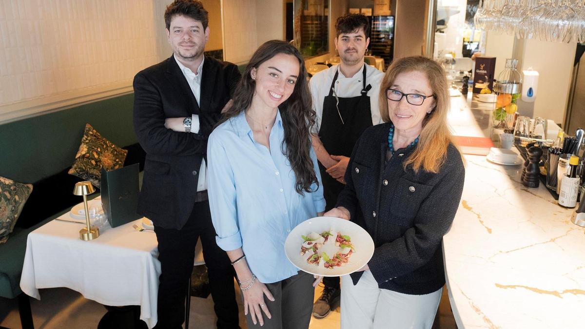 Asun Ariño y su hija, Gemma Blanco, dueñas del restaurante Ares, junto al director del restaurante, Gerard Sucarrats, y el chef Enrique Bendito.