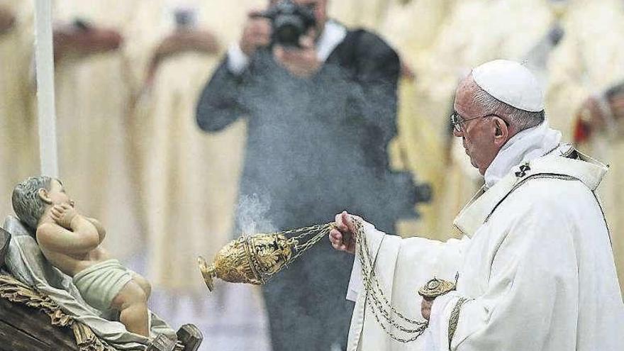 El papa Francisco durante la misa celebrada en la Basílica de San Pedro, en el Vaticano. // Efe