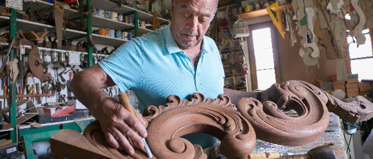 El artesano Pepe Melián talla un cabecero de una cama en su taller de Antigua, ayer.