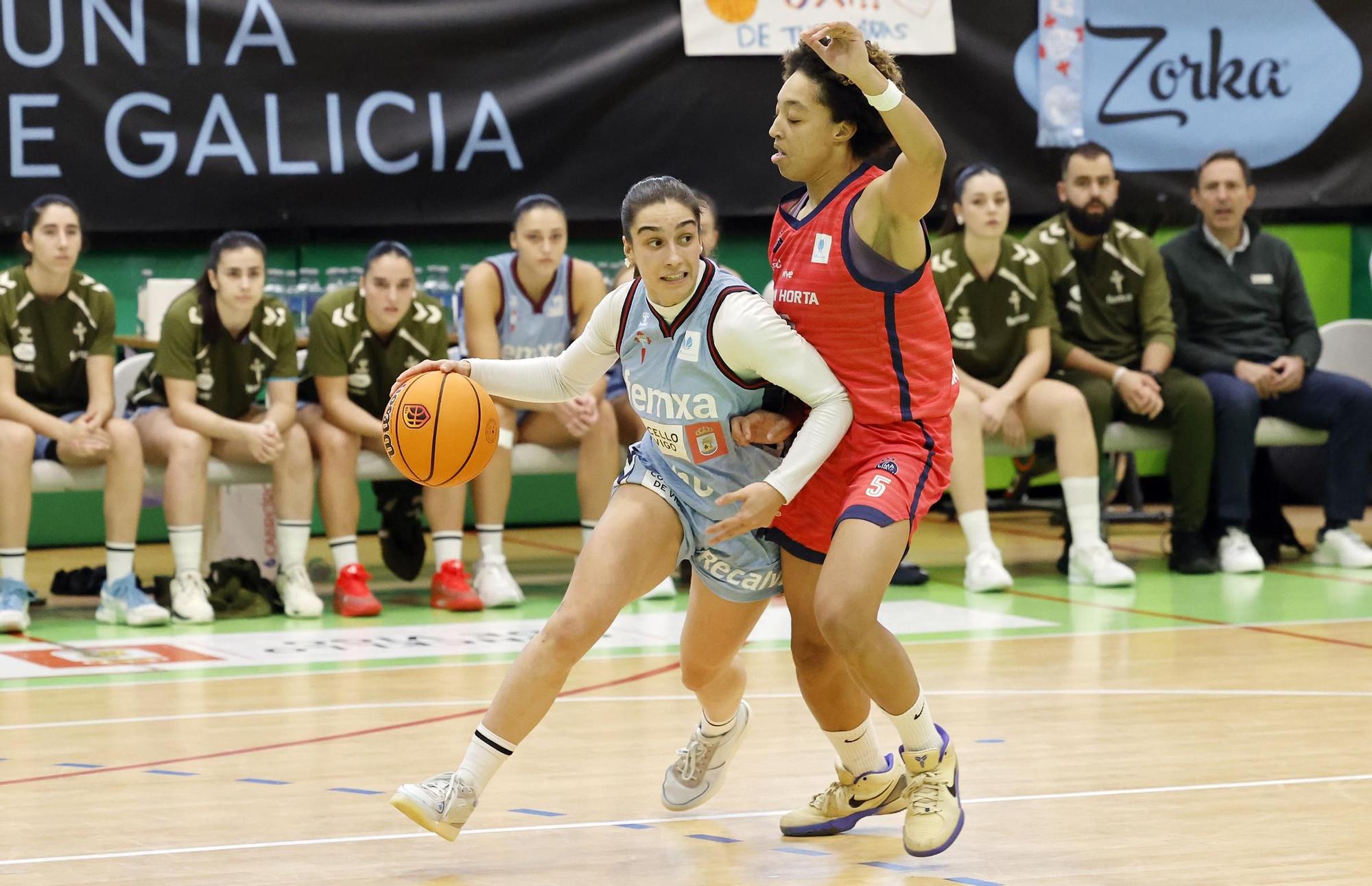 Carlota Menéndez, del Celta Femxa Zorka, en una entrada a canasta ante una jugadora del Lina Horta Barcelona