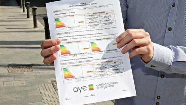 Un certificado energético expedido por un profesional.