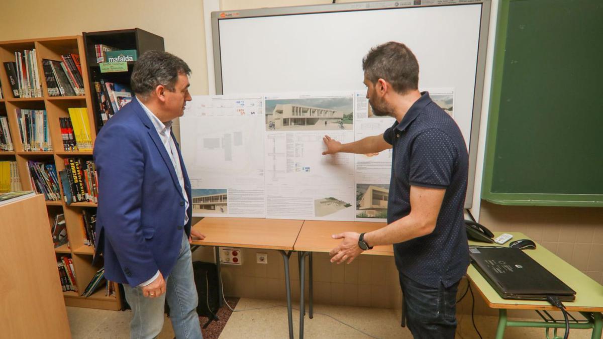Uno de los arquitectos junto al conselleiro, Román Rodríguez, durante la explicación. |   // ANXO GUTIÉRREZ