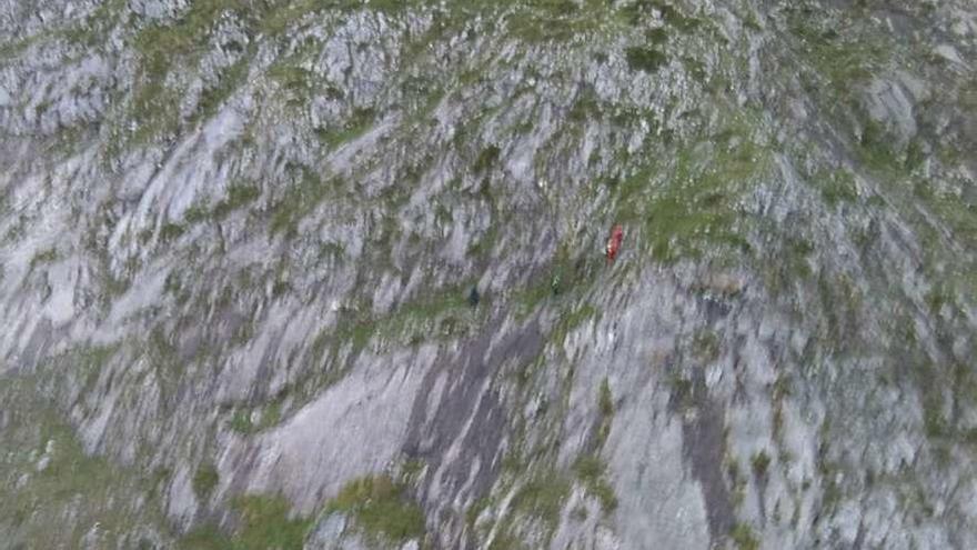 Rescatan a un montañero inglés que quedó enriscado en los Picos de Europa