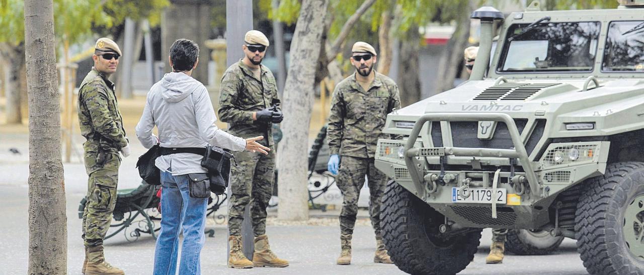 Militares patrullando las calles de La Laguna el pasado 18 de marzo, nada más decretarse el estado de alarma y el confinamiento del país.