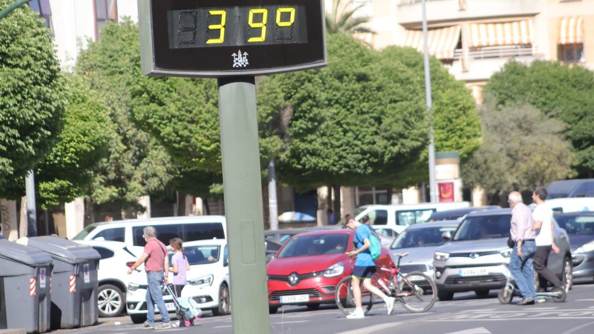 Un termómetro urbano marcando hoy 39 grados, al encontrarse expuesto al sol.