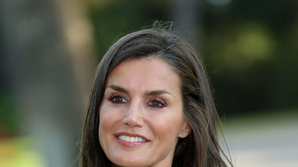 Letizia Ortiz con vestido estampado con flores en tonos rosas. 