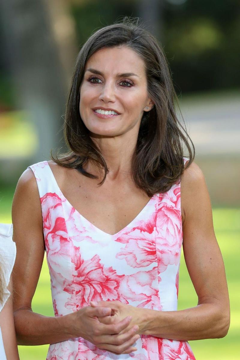 Letizia Ortiz con vestido estampado con flores en tonos rosas. 