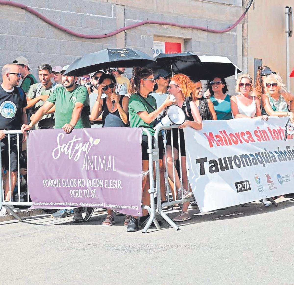 Organizaciones animalistas Satya Animal, con el respaldo de PETA, Fundación Franz Weber, Mallorca Against Bullfighting y Progreso en Verde protestaron ayer por la tarde frente a la plaza de Muro