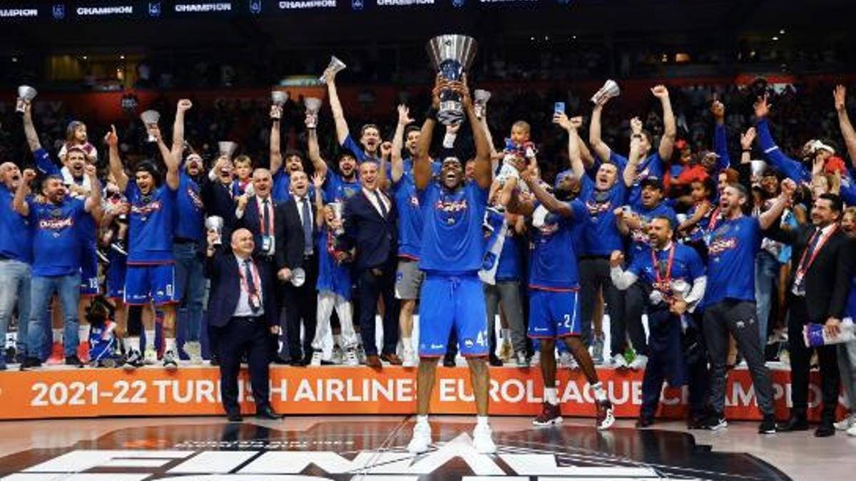 El Anadolu Efes, en el momento de levantar el trofeo de campeón de la Euroliga en Belgrado-2022.