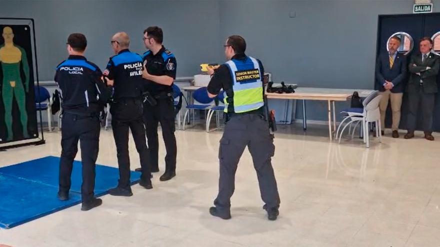 Los Policías locales de Asturias prueban las armas taser