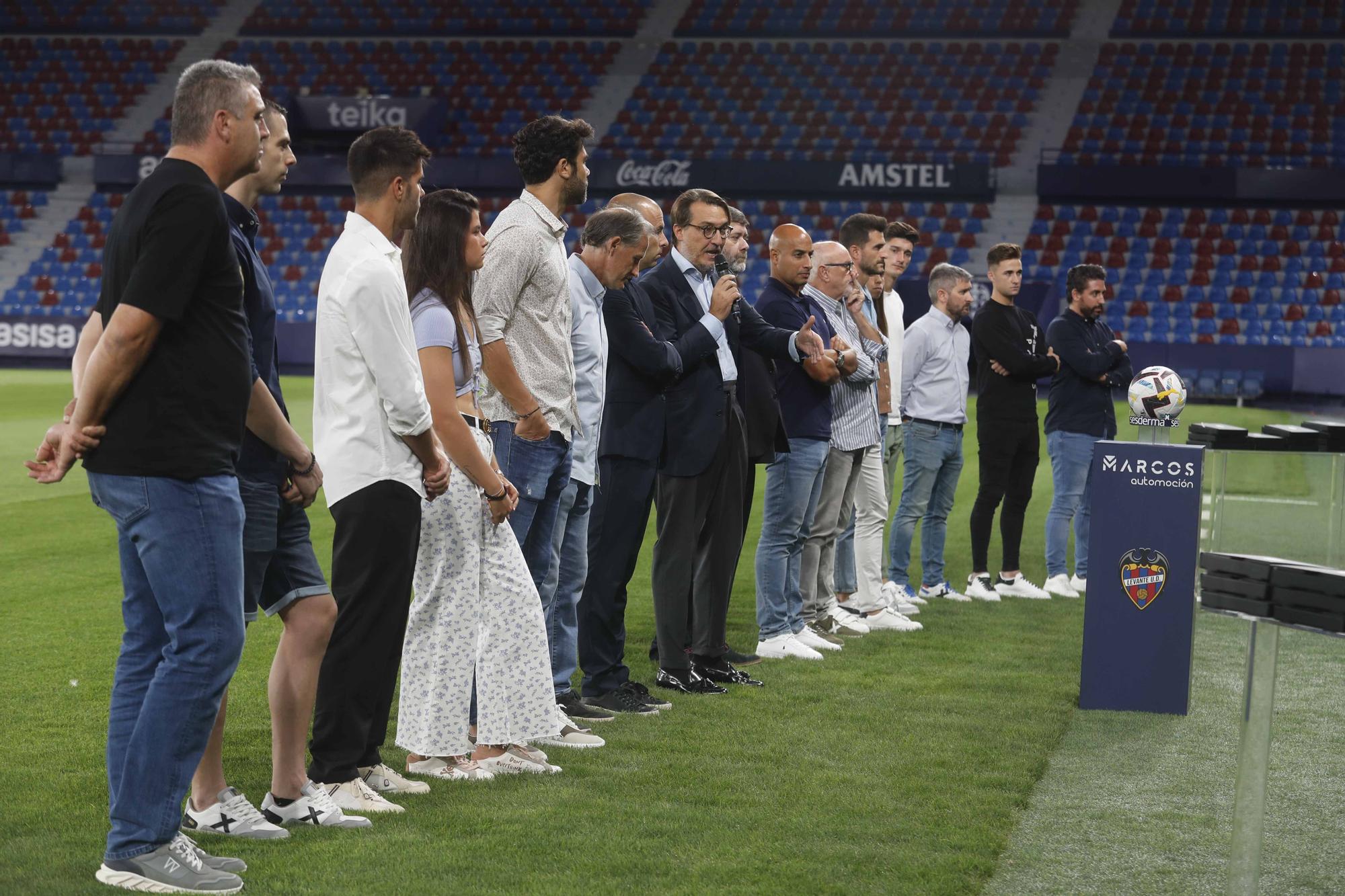 El Levante UD Iza la bandera con las peñas levantinistas