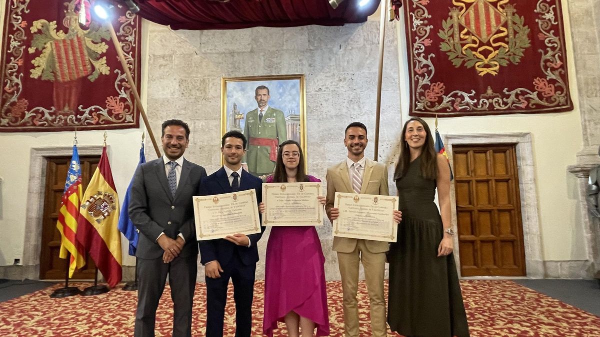 Los estudiantes de la UA premiados por la Capitanía General de Valencia junto al vicerrector, Raúl Ruiz Callado y la directora del Secretariado de Apoyo a Estudiantes, Diana Jareño