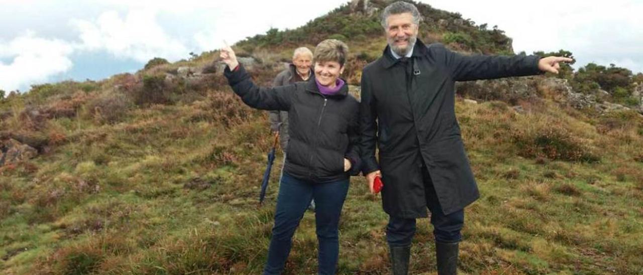 Estefanía González e Ignacio García Palacios señalan sus concejos durante la visita de la comisión a la zona en disputa.