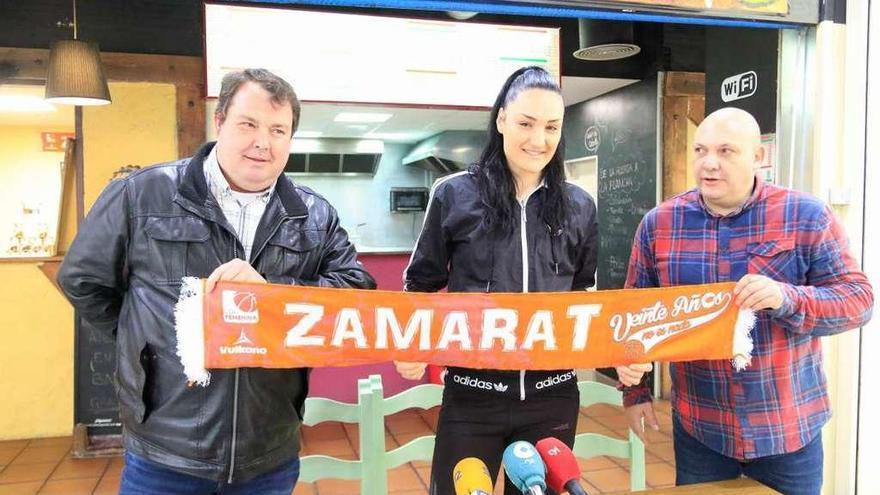 Ana Pocek, con dos de los directivos del CD Zamarat, ayer.