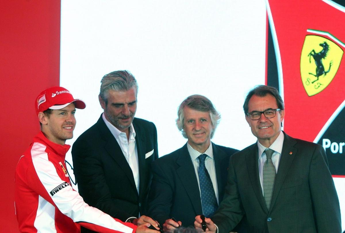 GRA298  VILA-SECA SALOU  TARRAGONA   07 05 2015 -  De i a d  El piloto aleman de Formula 1 Sebastian Vettel  el presidente de Ferrari  Maurizio Arrivabene  el presidente de PortAventura Resort  Arturo Mas-Sarda  y el presidente de la Generalitat  Artur Mas  durante la colocacion de la primera piedra del proyecto de Ferrari Land  el nuevo parque de PortAventura dedicado al  Cavallino Rampante   que estara separado del recinto tematico  que requerira una entrada especial para acceder a el y que generara  una vez entre en funcionamiento  a finales de 2016  hasta 150 puestos de trabajo  EFE Jaume Sellart