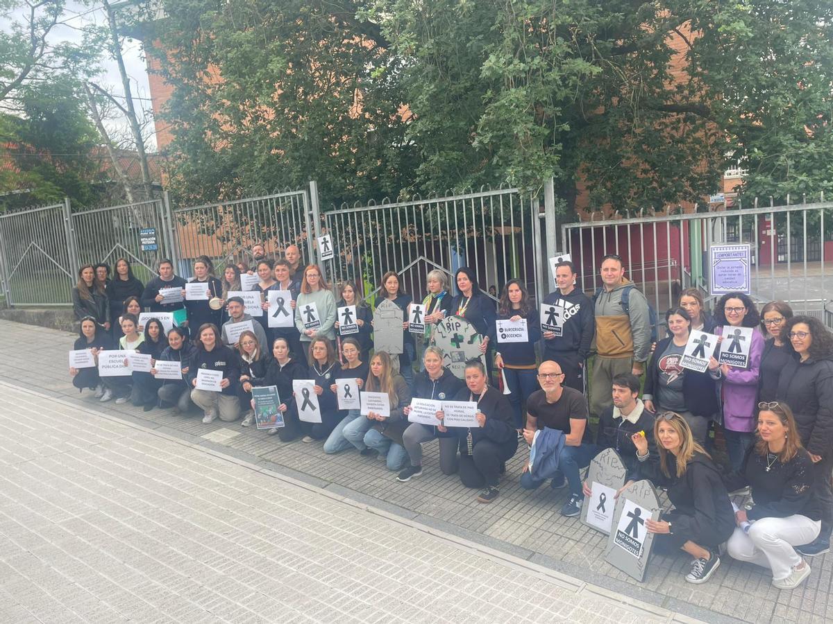 Profesores de los colegios Nicanor Piñole y Noega, en Gijón.