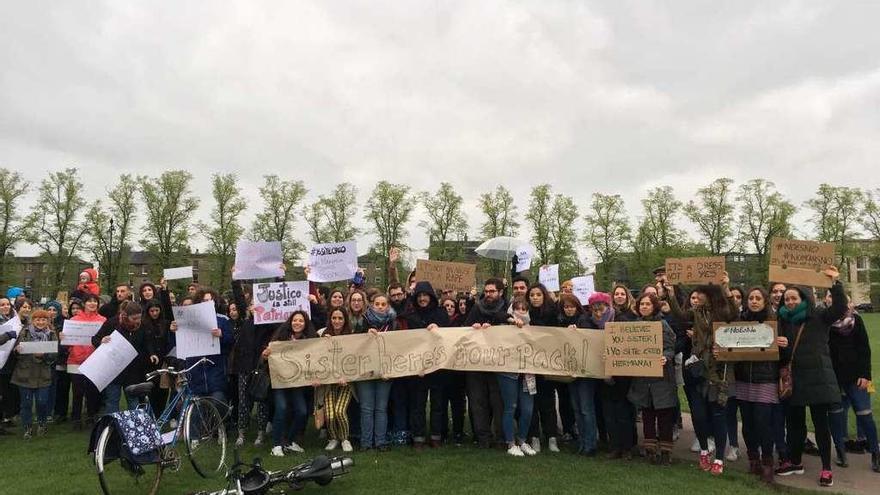 Un grupo de españoles en Cambridge se manifiesta contra la sentencia del tribunal navarro.