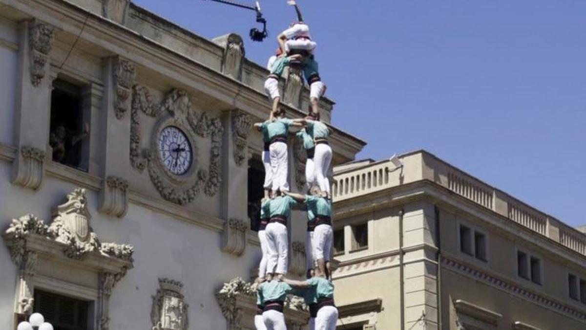 4 de 10 amb folre i manilles dels Castellers de Vilafranca, ahir.Castellers de Vilafranca fan història amb un 4 de 10 amb folre i manilles | JORDI PUJOLAR