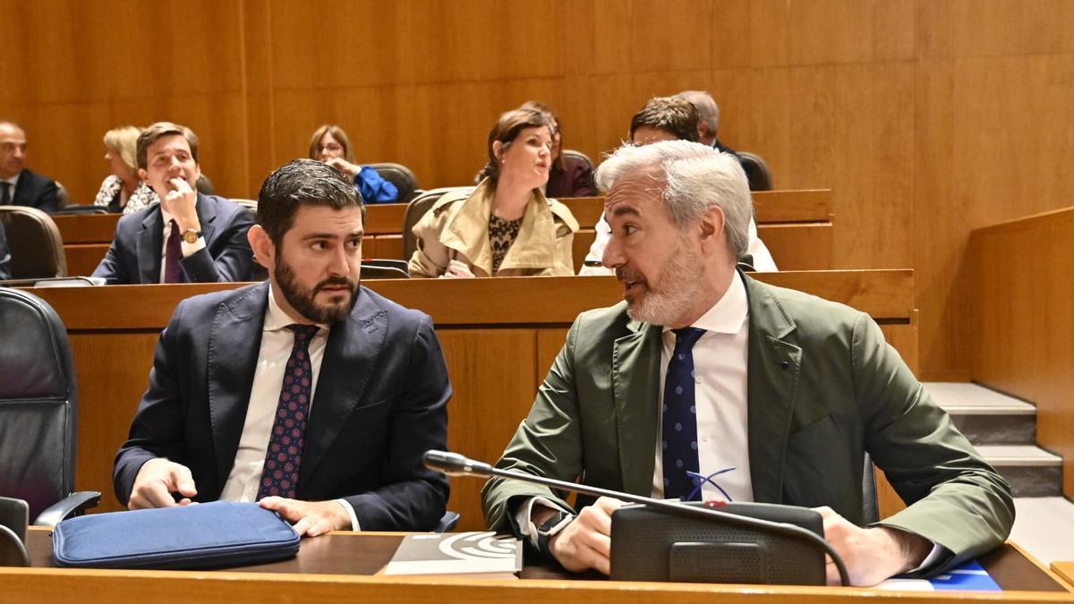 Jorge Azcón con Alejandro Nolasco, esta mañana en el pleno de las Cortes de Aragón.